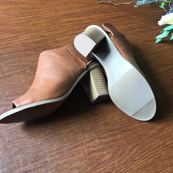 NWOB Tan heels - Picture 3 of 5